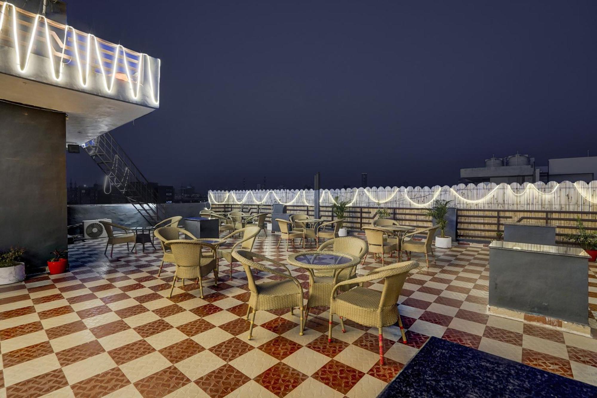 Townhouse Cloud Bay Hotel Gurgaon Bagian luar foto
