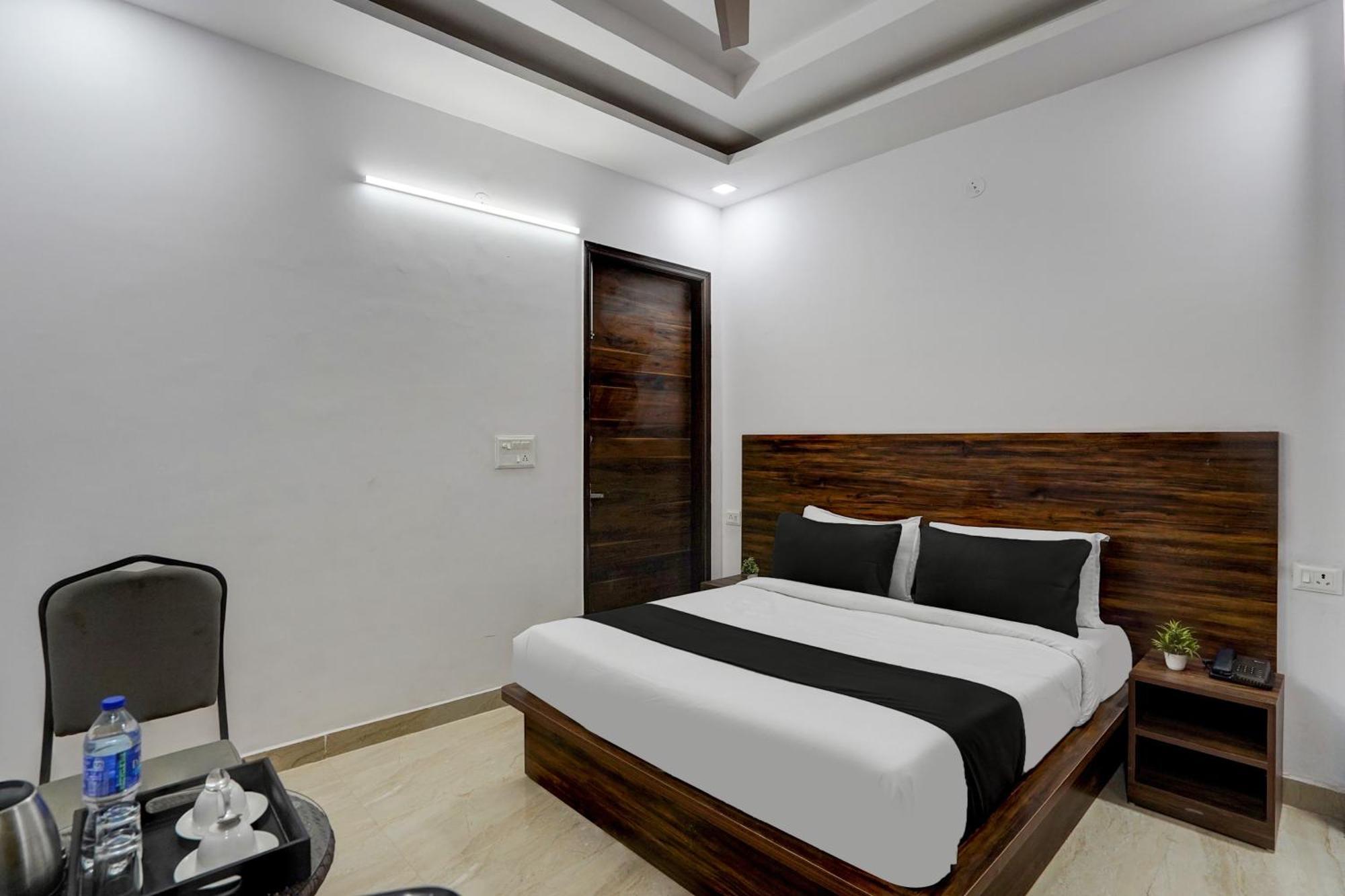 Townhouse Cloud Bay Hotel Gurgaon Bagian luar foto