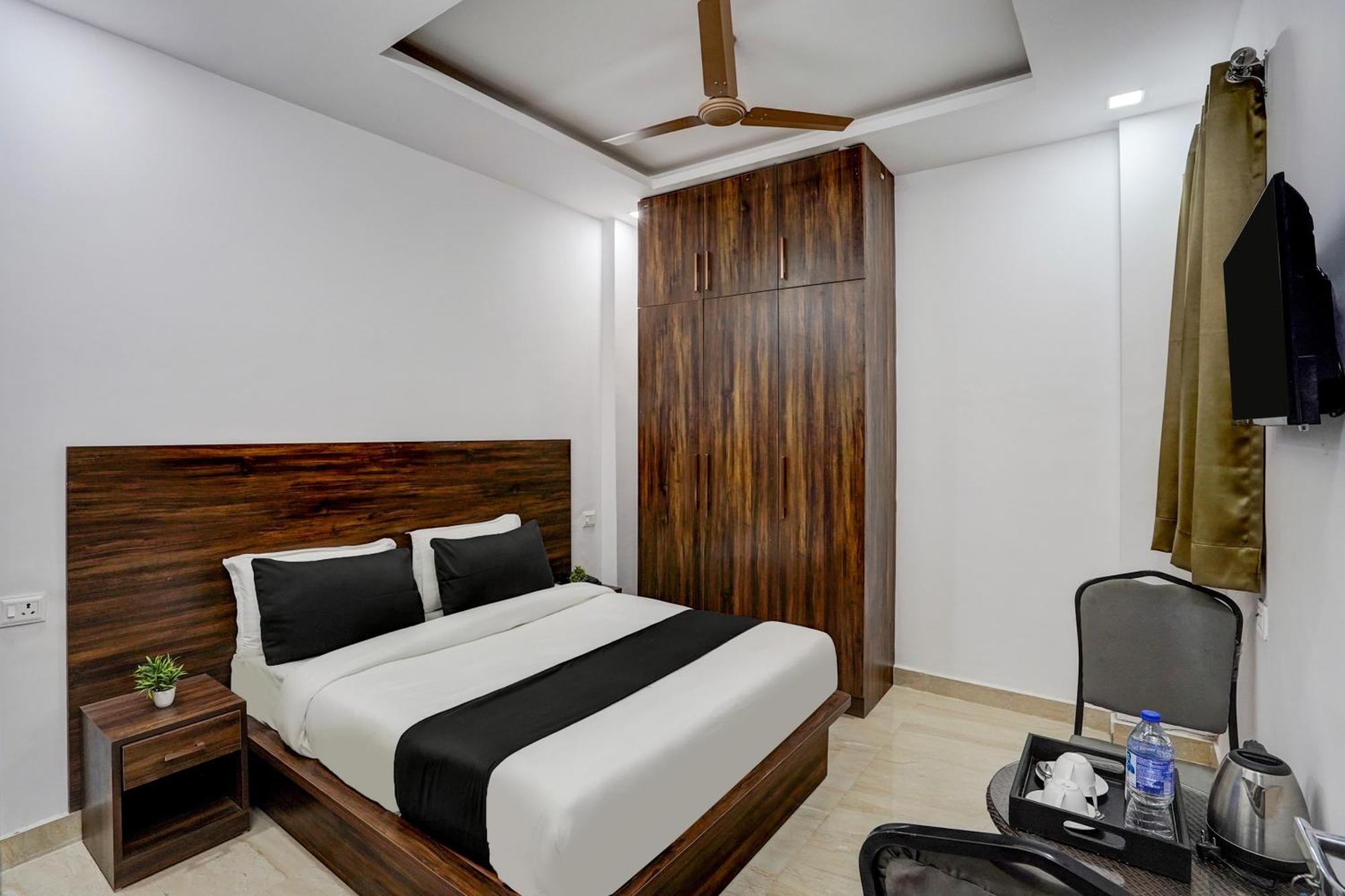 Townhouse Cloud Bay Hotel Gurgaon Bagian luar foto