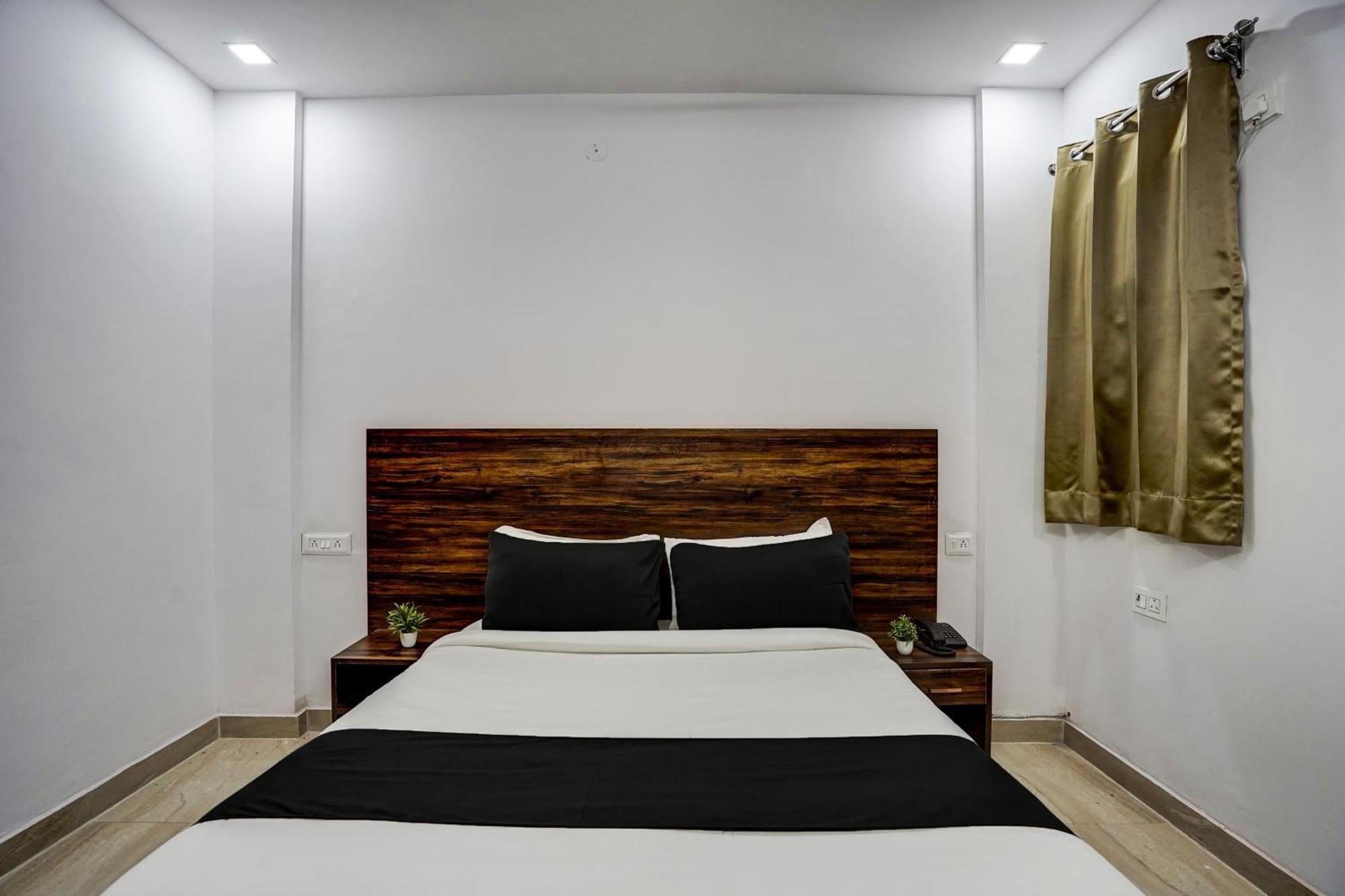 Townhouse Cloud Bay Hotel Gurgaon Bagian luar foto