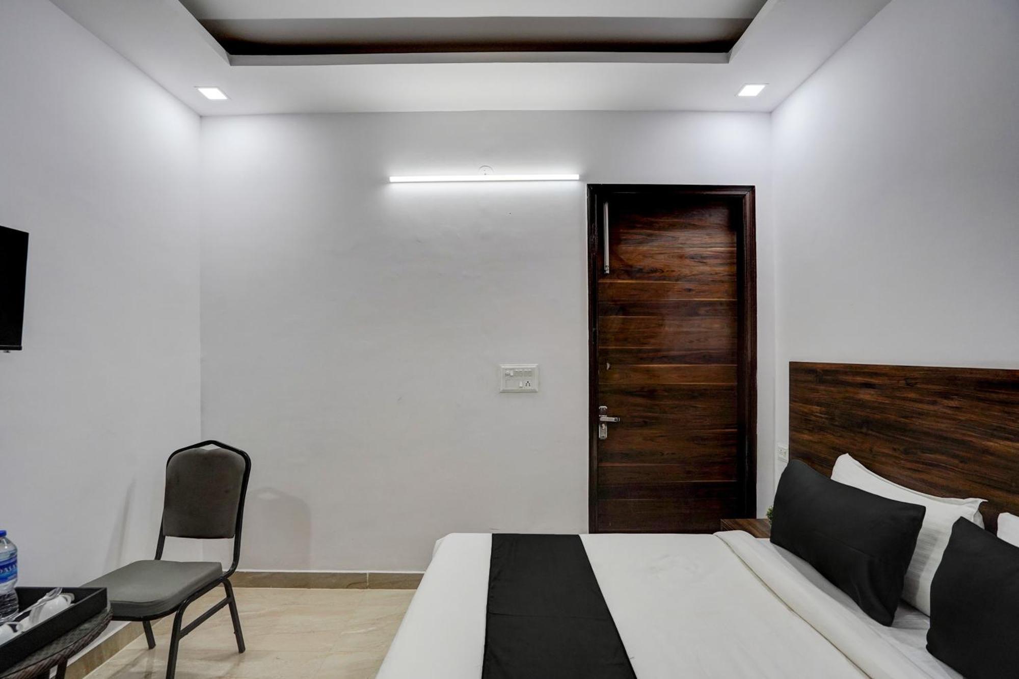Townhouse Cloud Bay Hotel Gurgaon Bagian luar foto