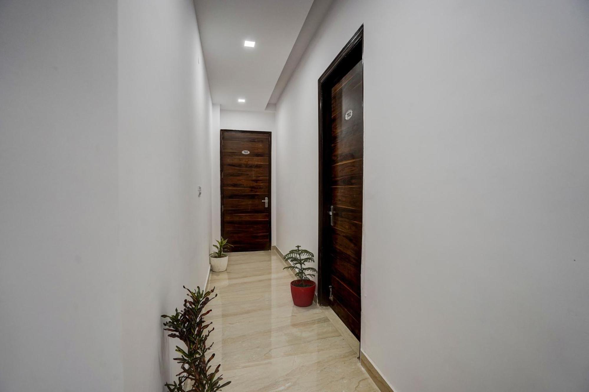 Townhouse Cloud Bay Hotel Gurgaon Bagian luar foto