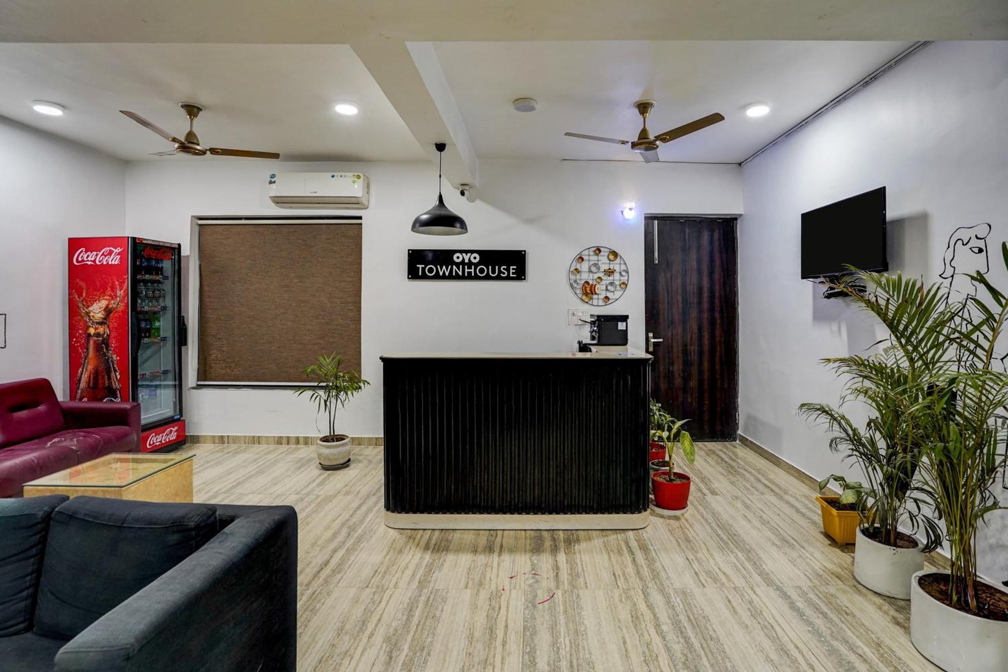 Townhouse Cloud Bay Hotel Gurgaon Bagian luar foto