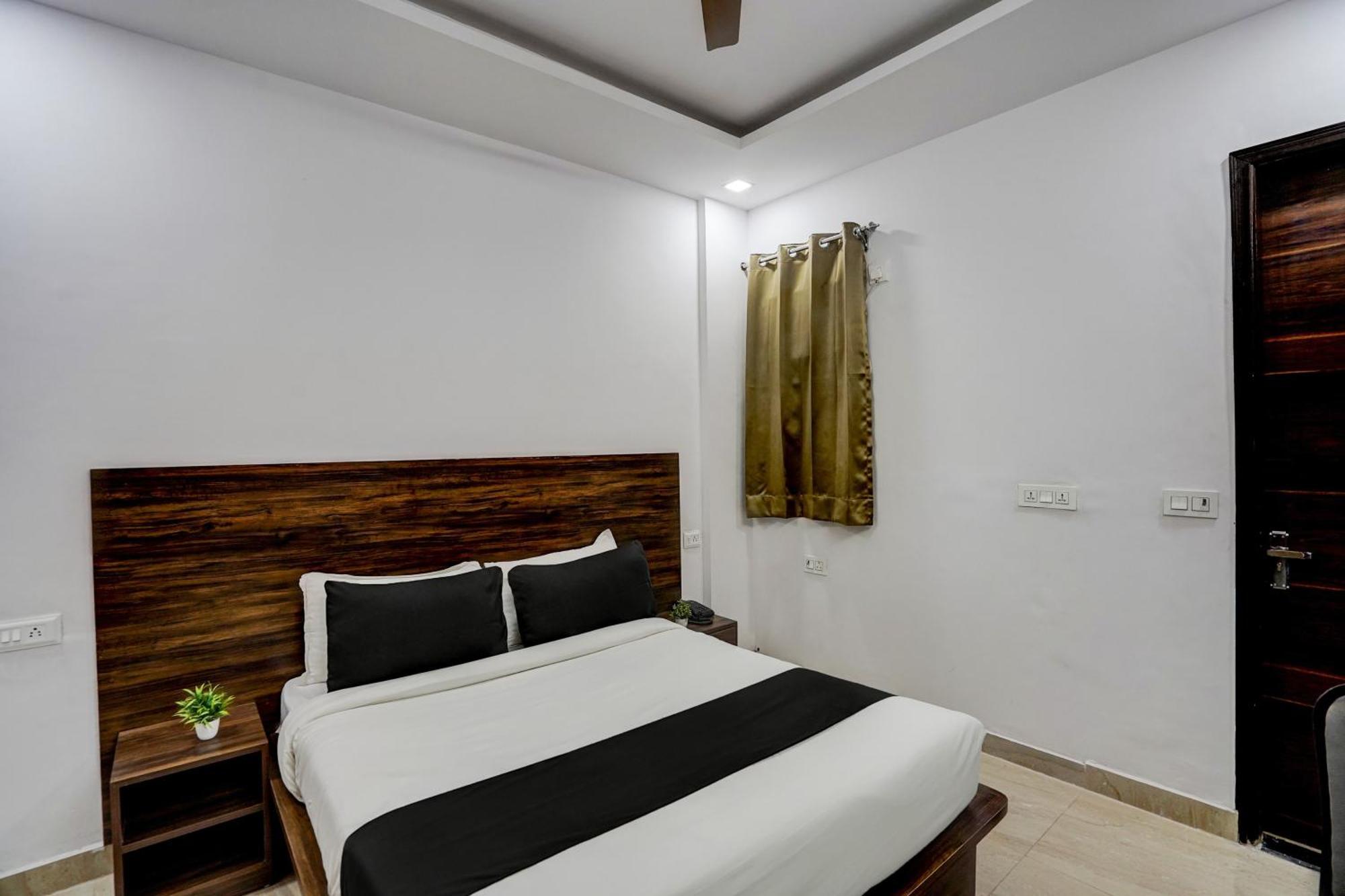 Townhouse Cloud Bay Hotel Gurgaon Bagian luar foto