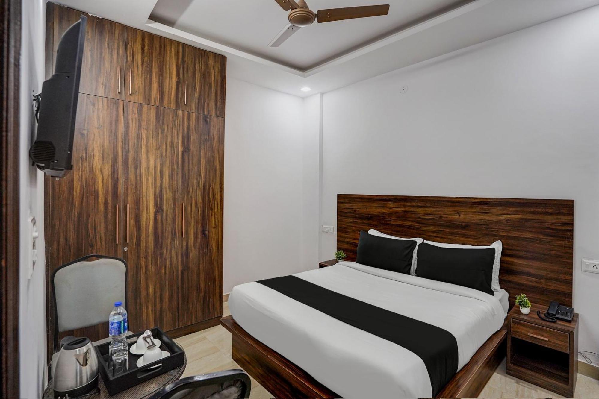 Townhouse Cloud Bay Hotel Gurgaon Bagian luar foto