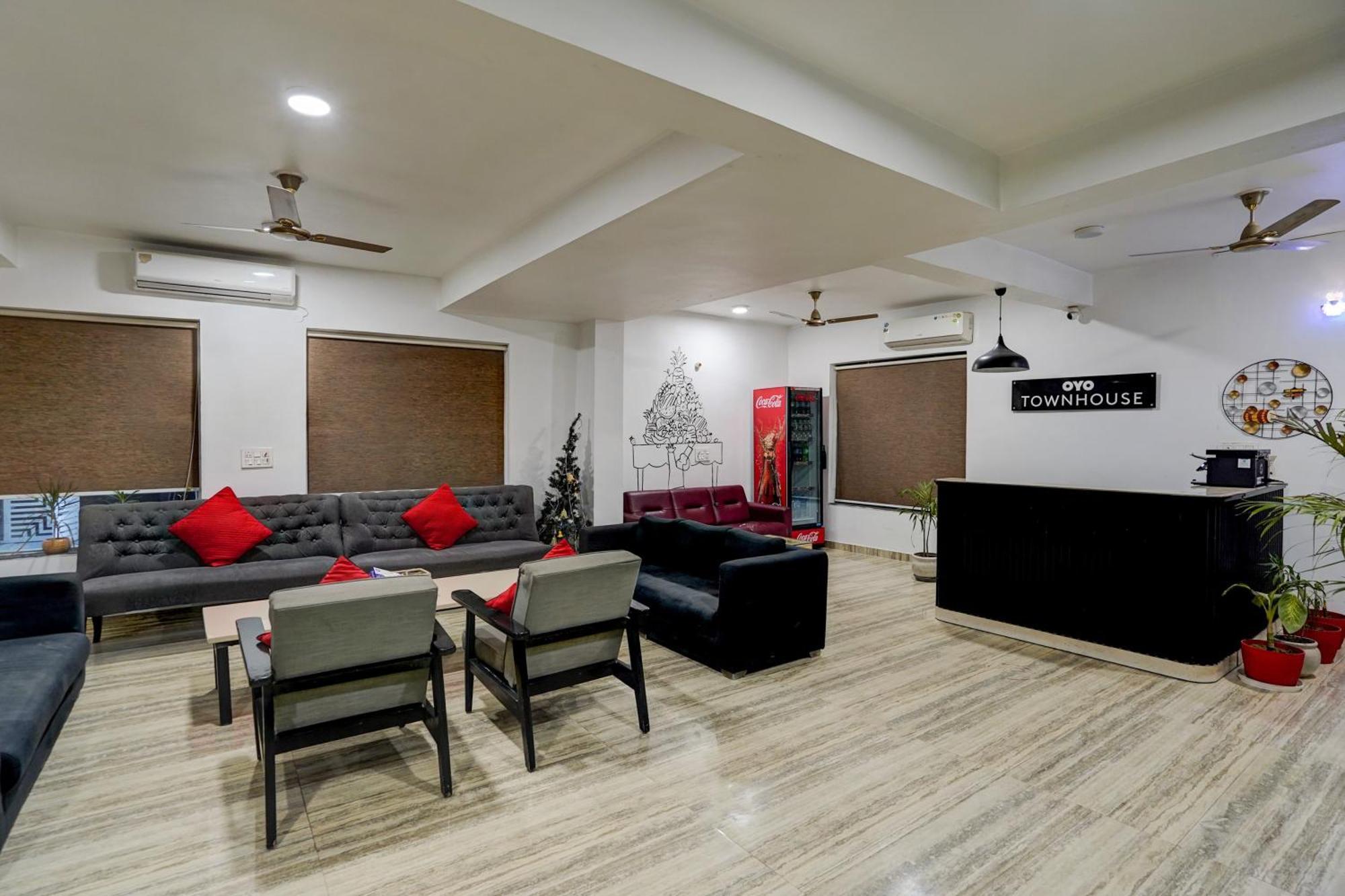 Townhouse Cloud Bay Hotel Gurgaon Bagian luar foto