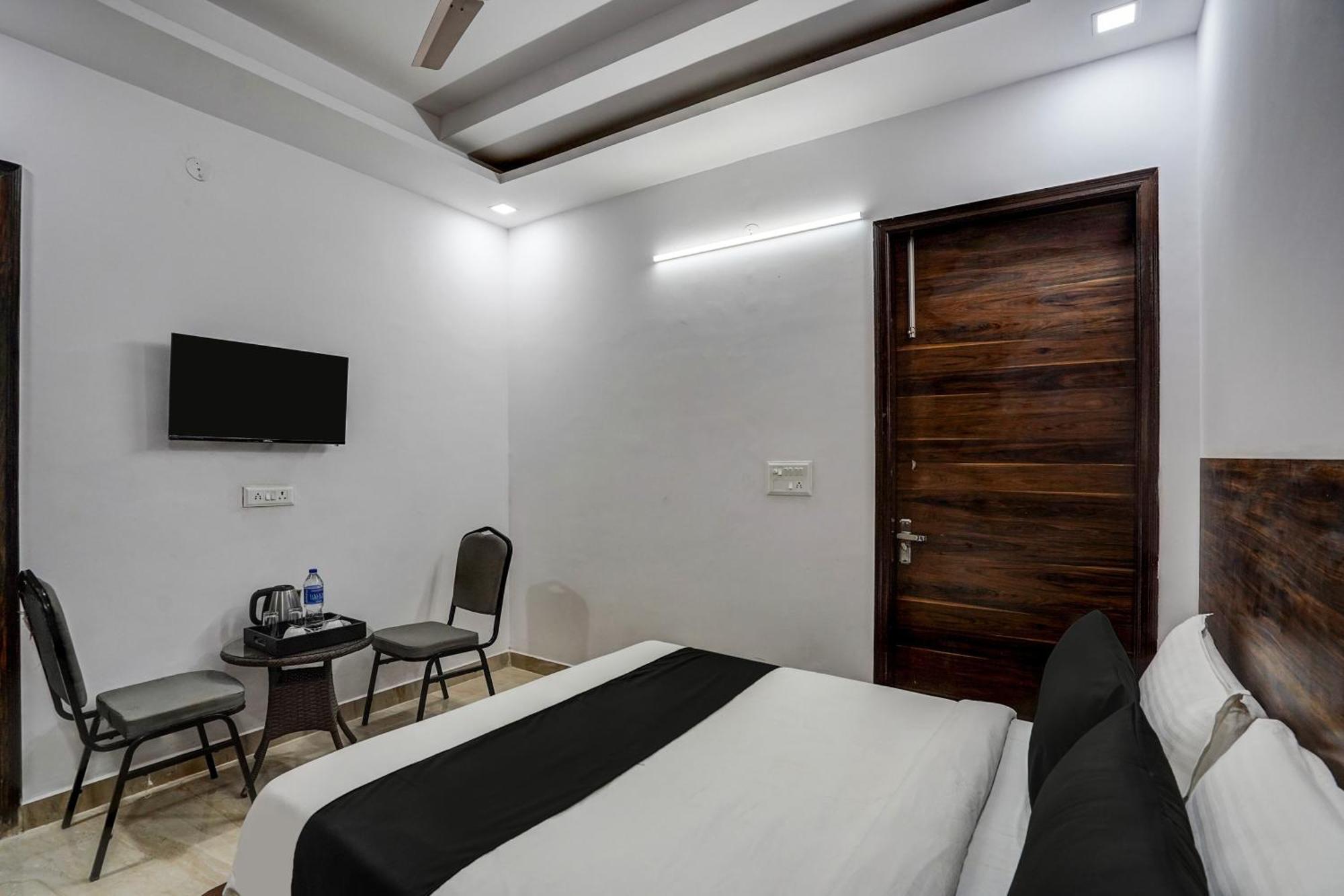 Townhouse Cloud Bay Hotel Gurgaon Bagian luar foto