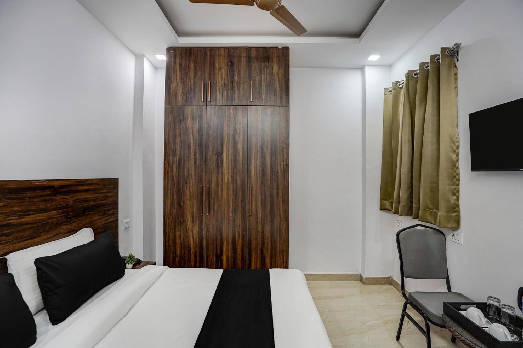 Townhouse Cloud Bay Hotel Gurgaon Bagian luar foto