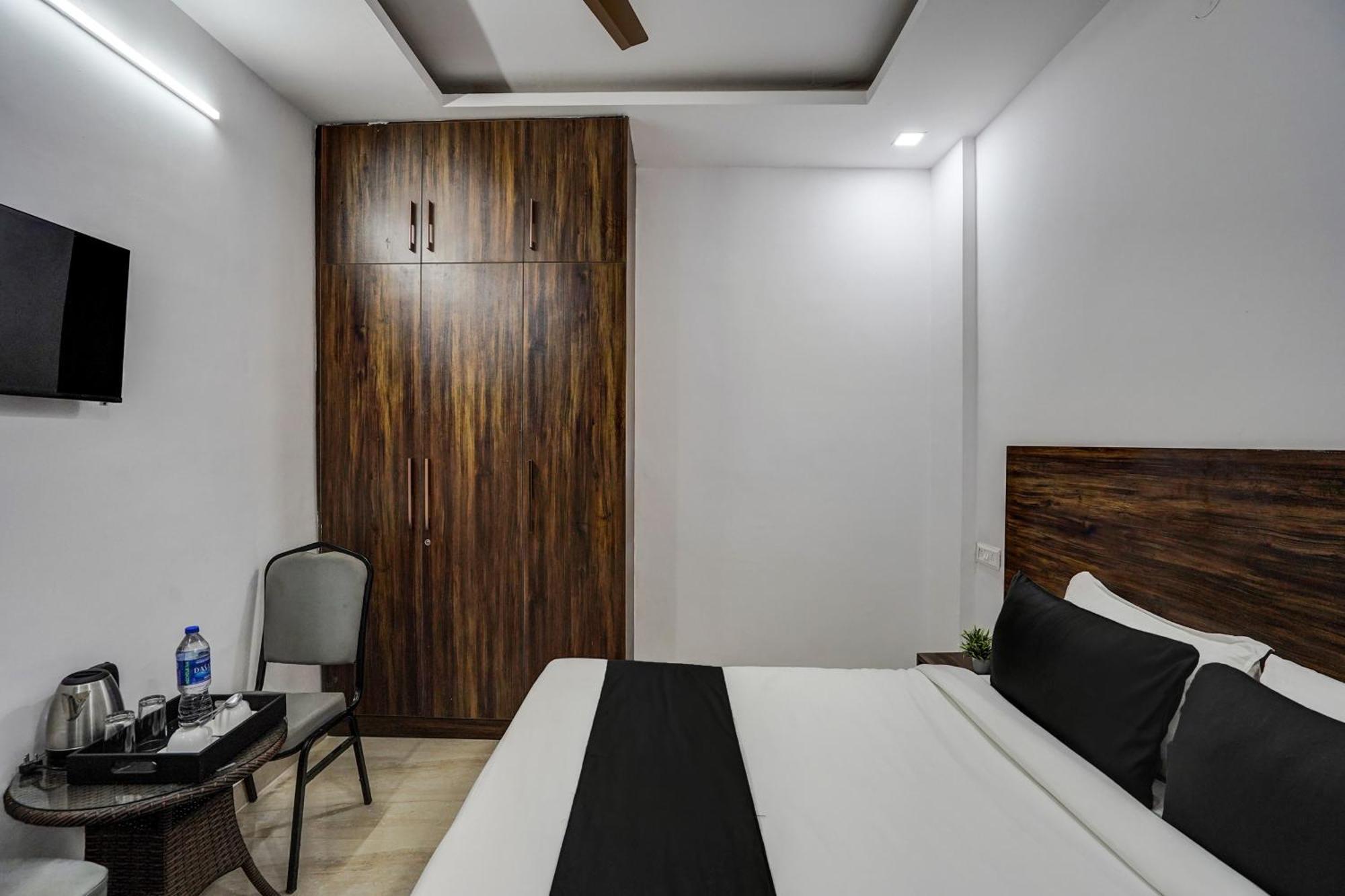 Townhouse Cloud Bay Hotel Gurgaon Bagian luar foto