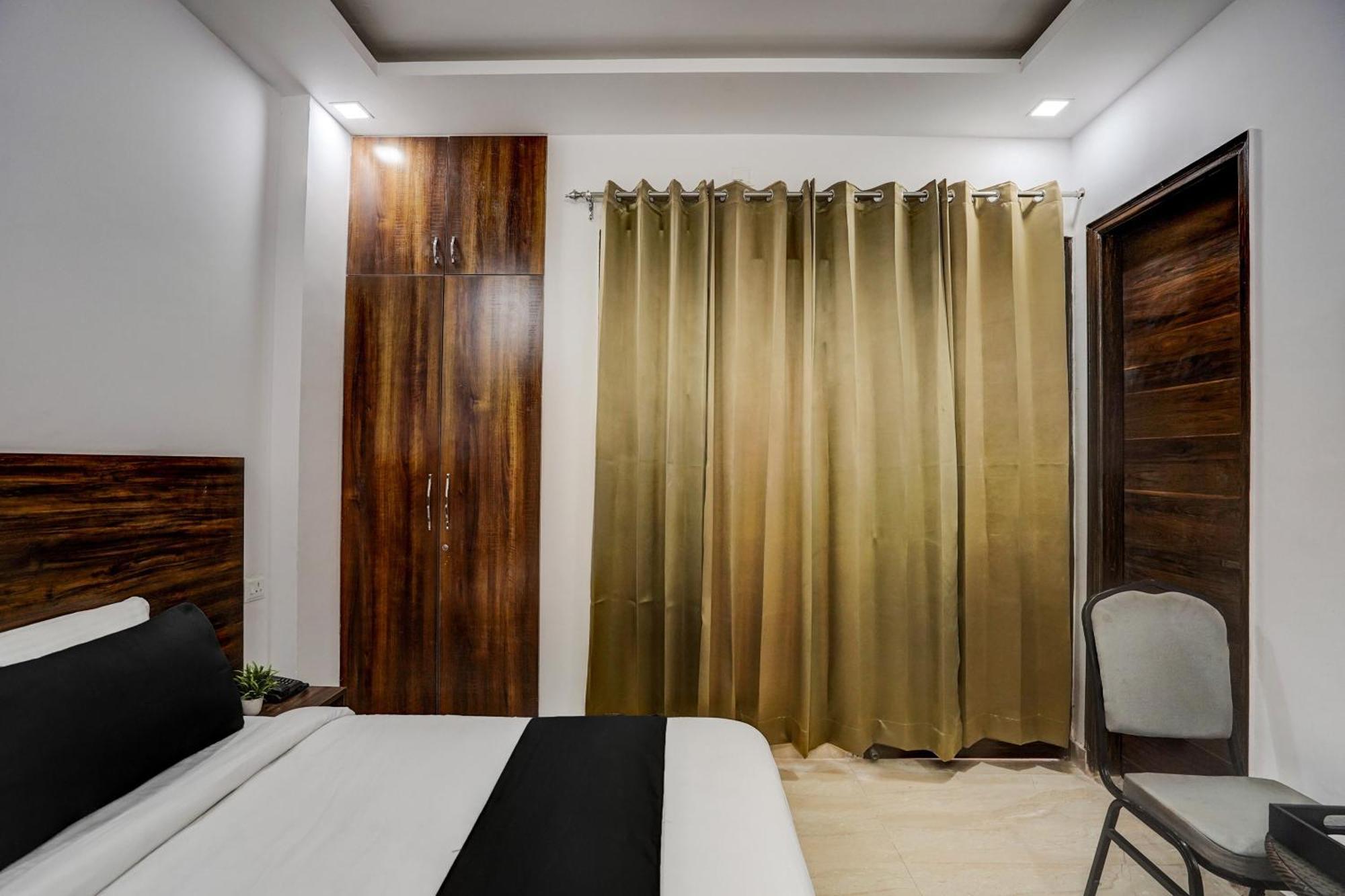 Townhouse Cloud Bay Hotel Gurgaon Bagian luar foto