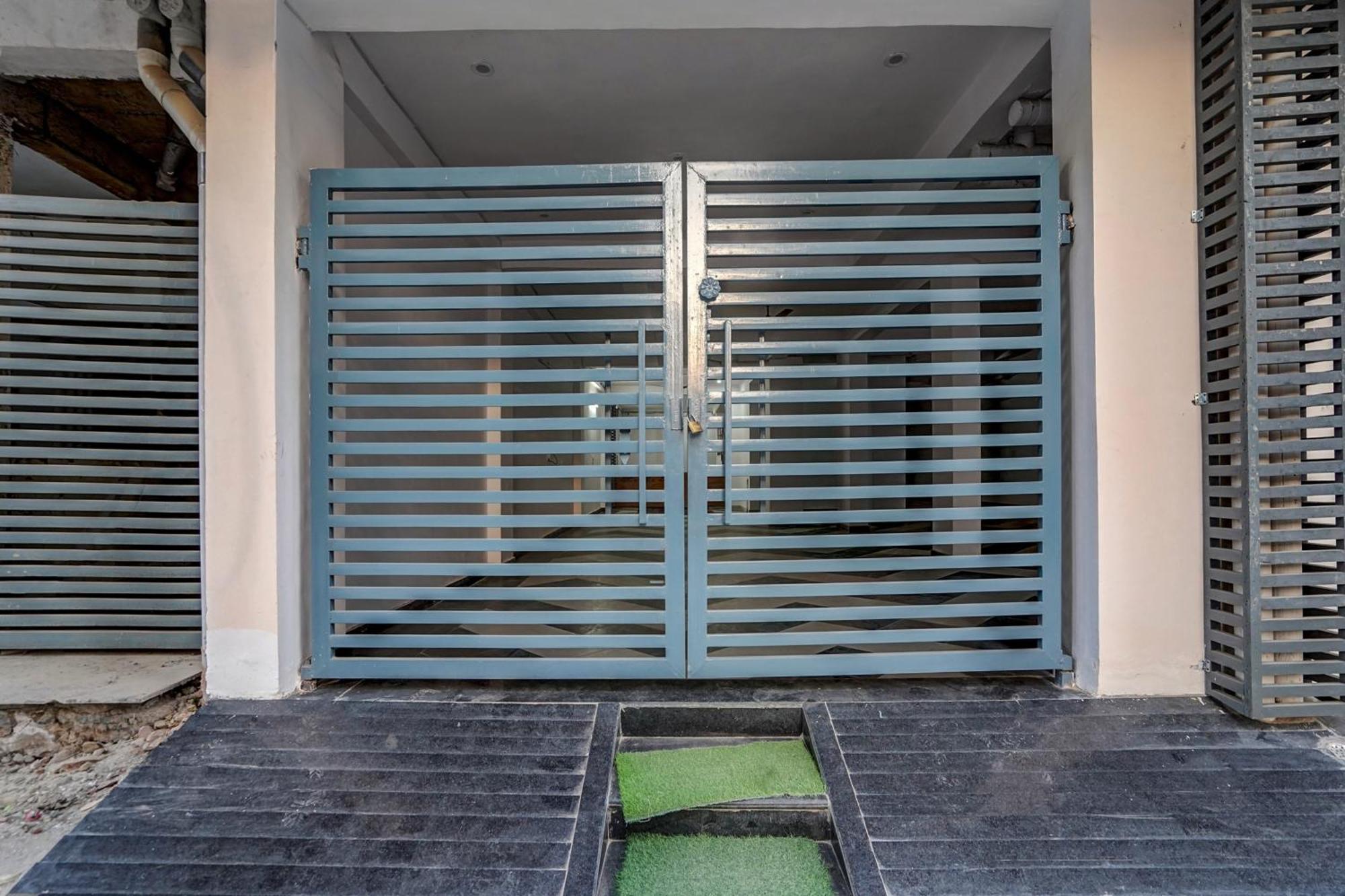Townhouse Cloud Bay Hotel Gurgaon Bagian luar foto