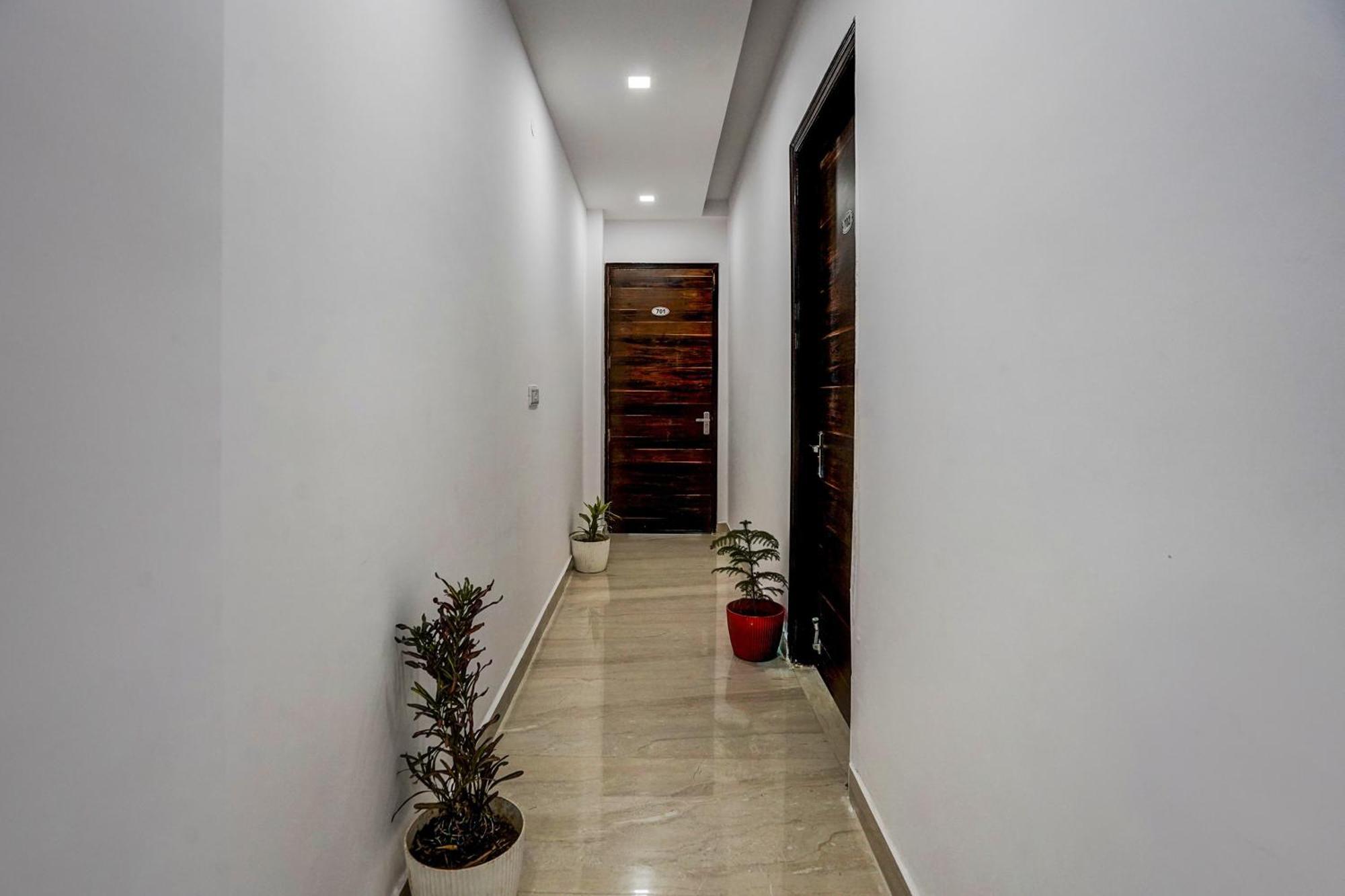 Townhouse Cloud Bay Hotel Gurgaon Bagian luar foto