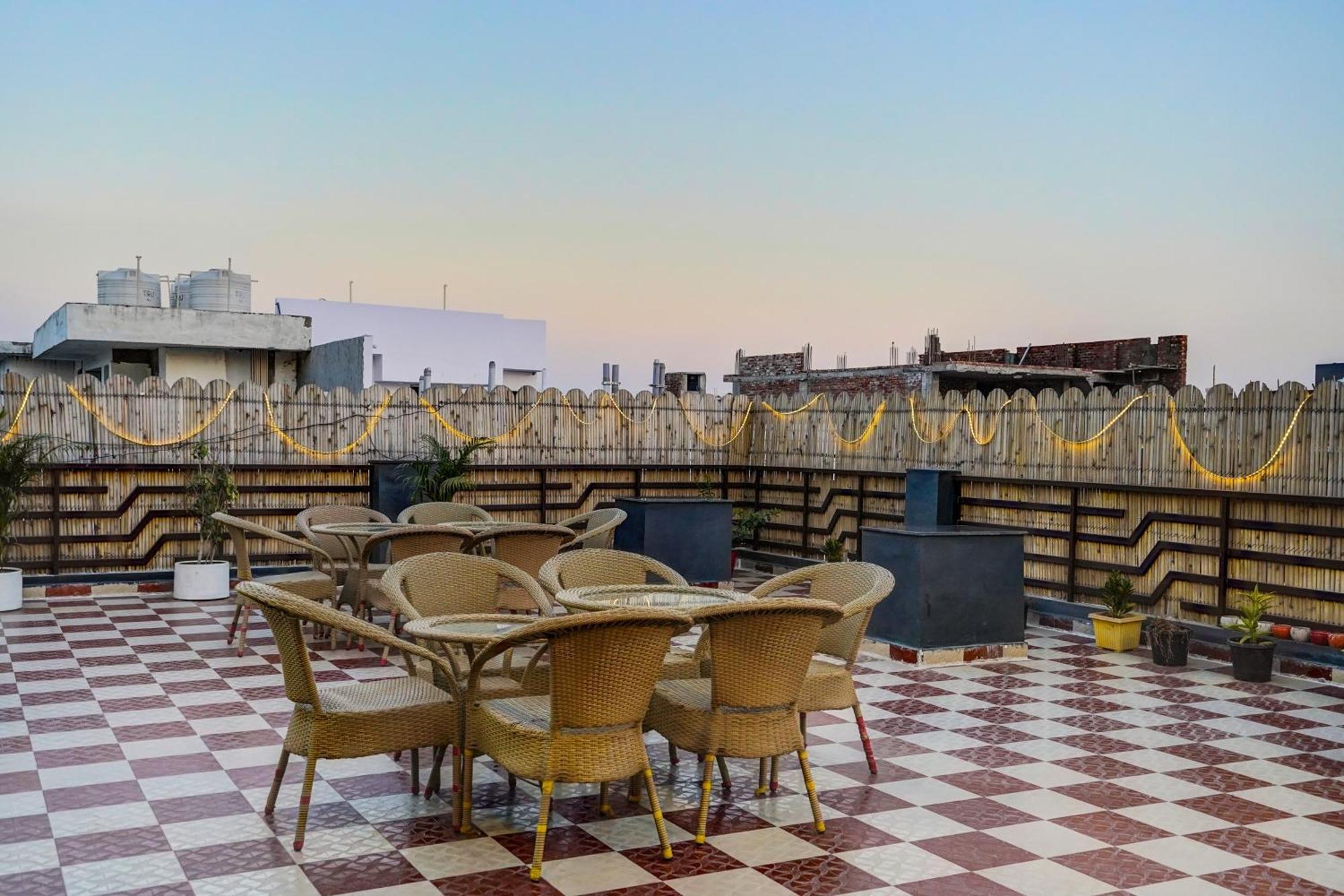Townhouse Cloud Bay Hotel Gurgaon Bagian luar foto