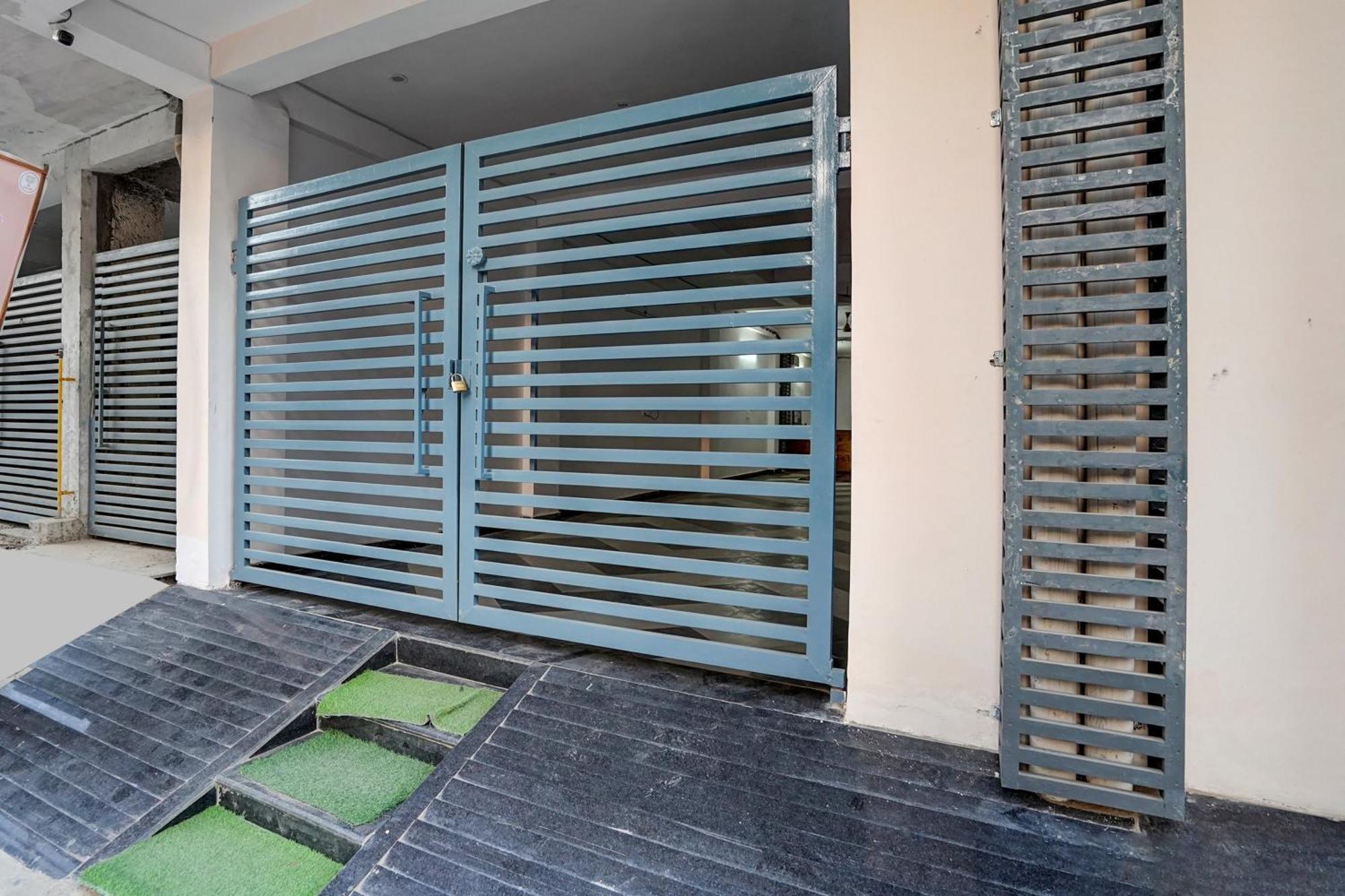 Townhouse Cloud Bay Hotel Gurgaon Bagian luar foto