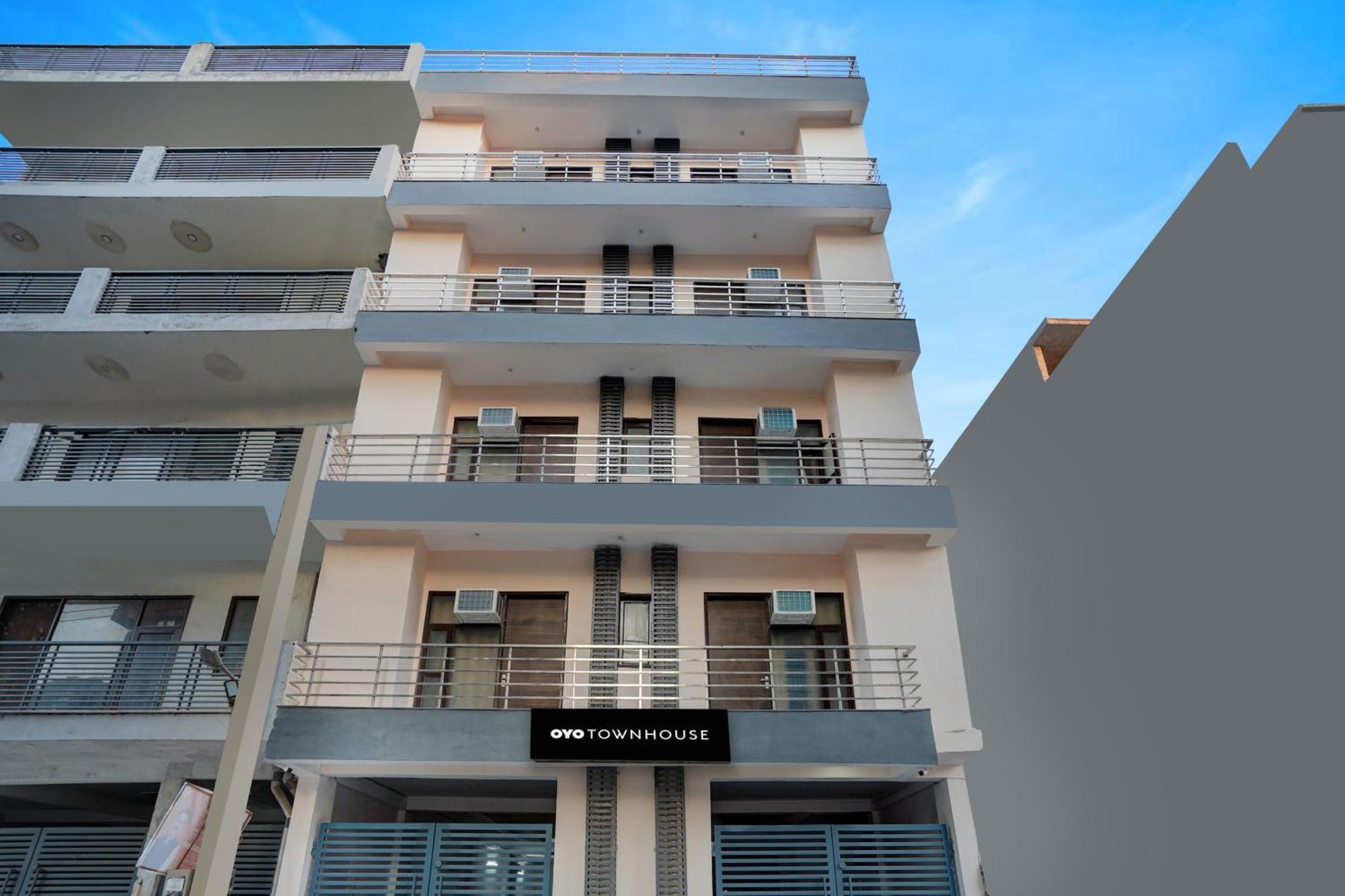 Townhouse Cloud Bay Hotel Gurgaon Bagian luar foto